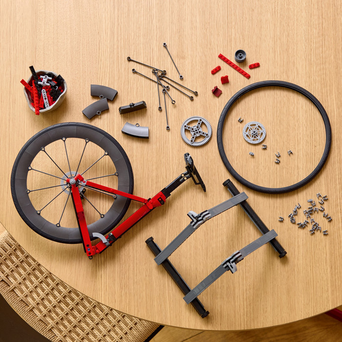 LEGO Icons Racefiets 11380 product in gebruik