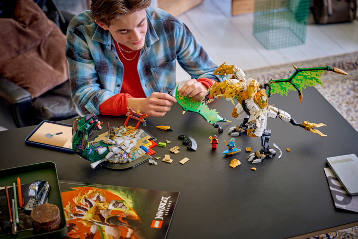 LEGO Ninjago Ultra Drakenstrijd 71872 product in gebruik