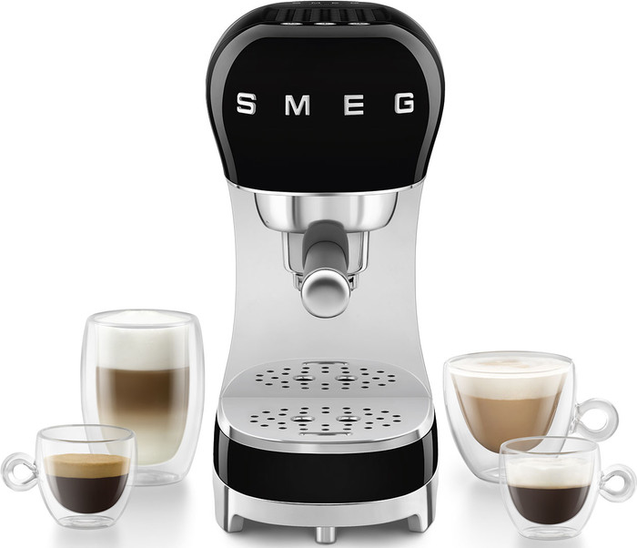 SMEG ECF12BLEU Zwart + melkopschuimer product in gebruik