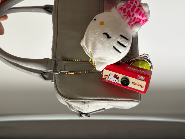 Yashica Funtastic Keychain Camera Hello Kitty product in gebruik