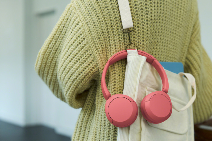 Sony WH-CH535 Rood product in gebruik