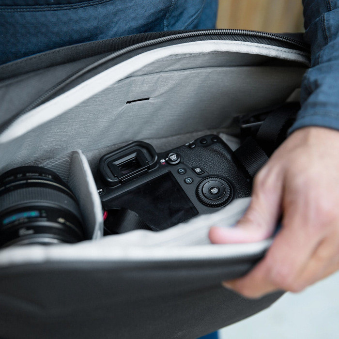 Peak Design Everyday Sling 10L v3 Black product in gebruik