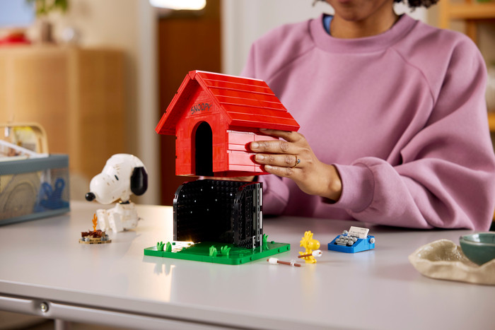 LEGO Ideas Peanuts: Snoopy's Hondenhok 21368 product in gebruik