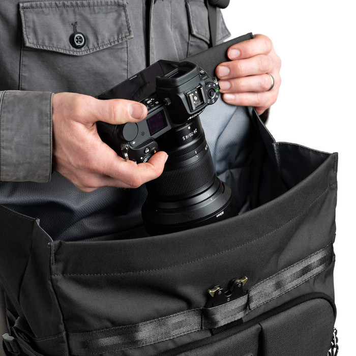 Think Tank FocusPoint Crossbody 13L Zwart product in gebruik