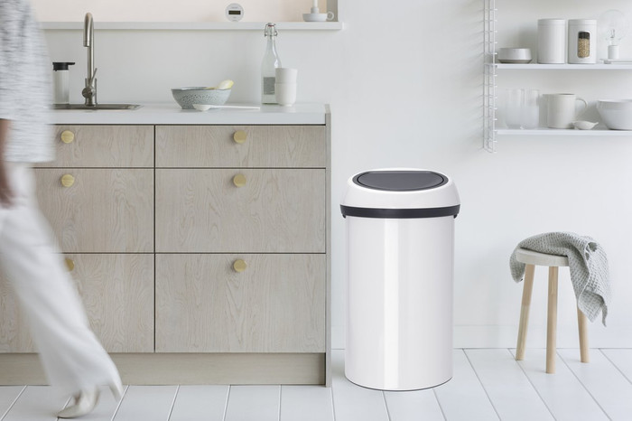 Brabantia Touch Bin 60 Liter White + Vuilniszakken (120 stuks) detail