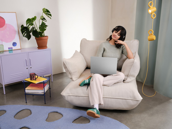 ASUS Vivobook S16 OLED Copilot+ PC S3607AA-SH016W product in gebruik