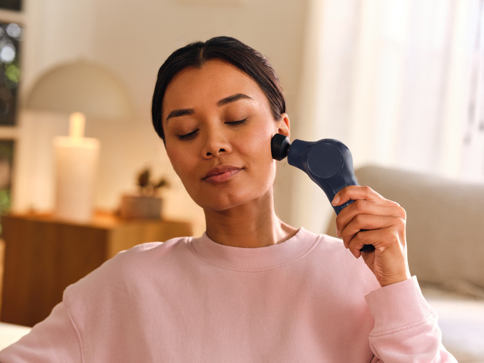 Therabody ThermFace Massage product in gebruik