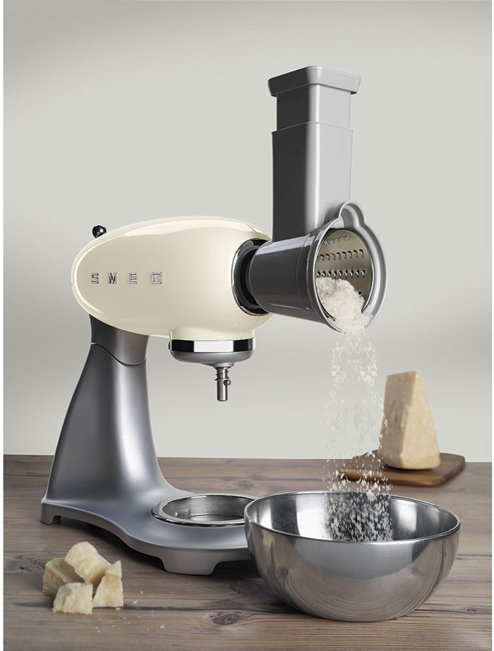 SMEG SMSG01 Snij- en raspopzetstuk product in gebruik