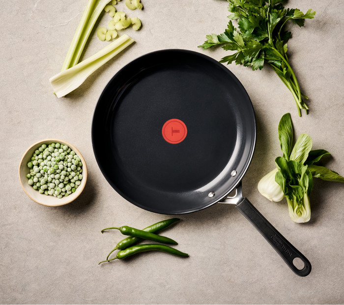 Jamie Oliver by Tefal Easy Cook Ceramic hapjespan met glazen deksel 24 cm product in gebruik