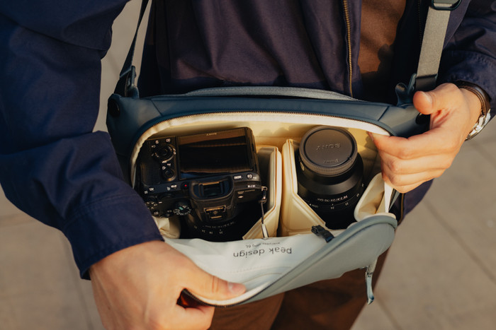 Peak Design Everyday Sling 6L Ocean product in gebruik