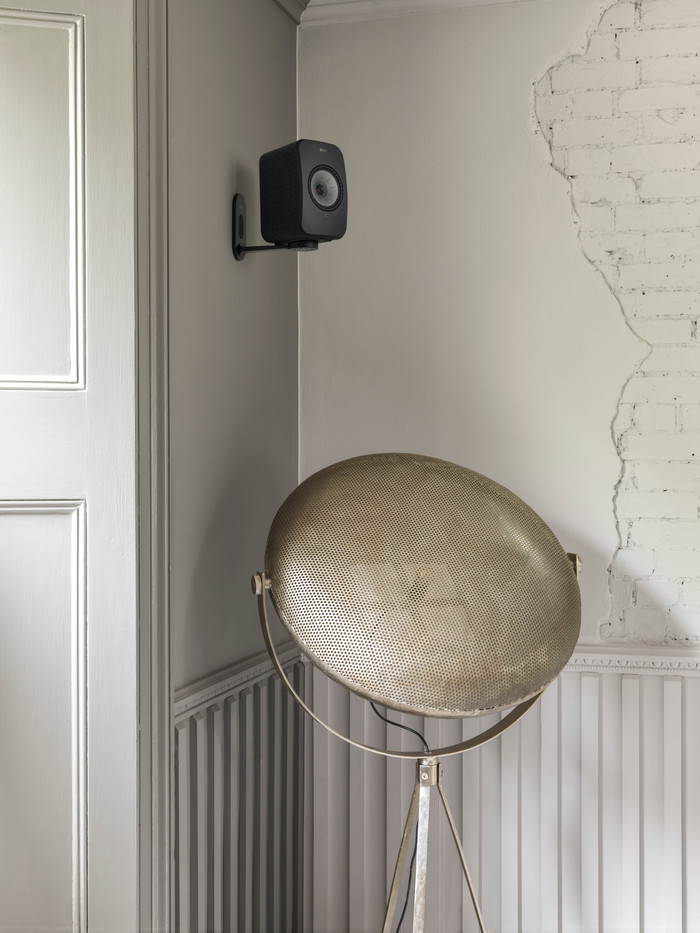 KEF B1 Wall bracket Black per pair product in use