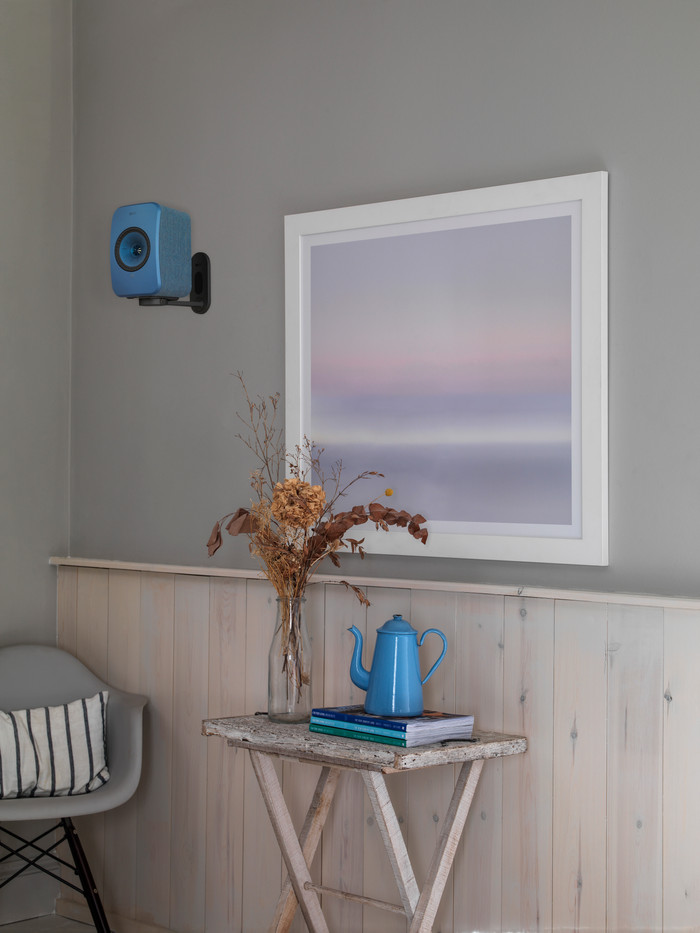 KEF B1 Wall bracket Black per pair product in use