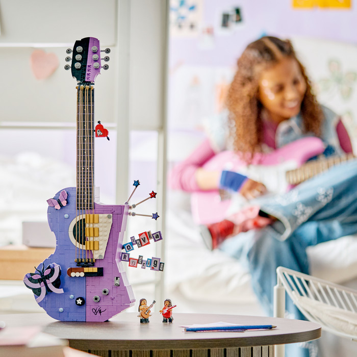 LEGO Editions Olivia Rodrigo's Dubbele Gitaar 43031 detail