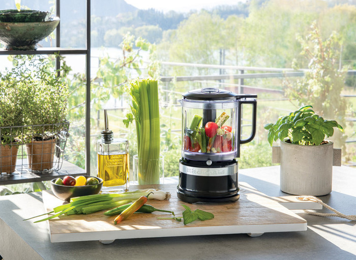 KitchenAid 5KFC0516EOB Black product in use