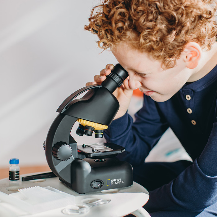 Bresser National Geographic Telescoop- en Microscoopset met Smartphone Adapter product in gebruik