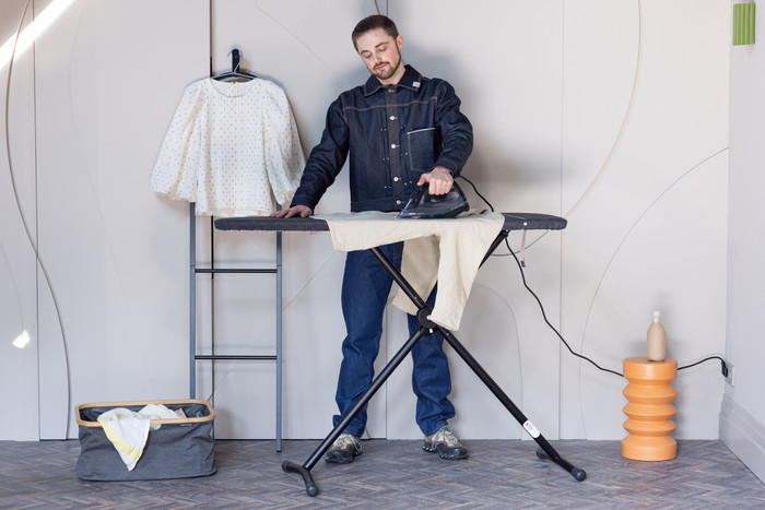 Brabantia Strijkplank en Stoombord D - 2 in 1- 135x45 cm - Denim Black product in gebruik