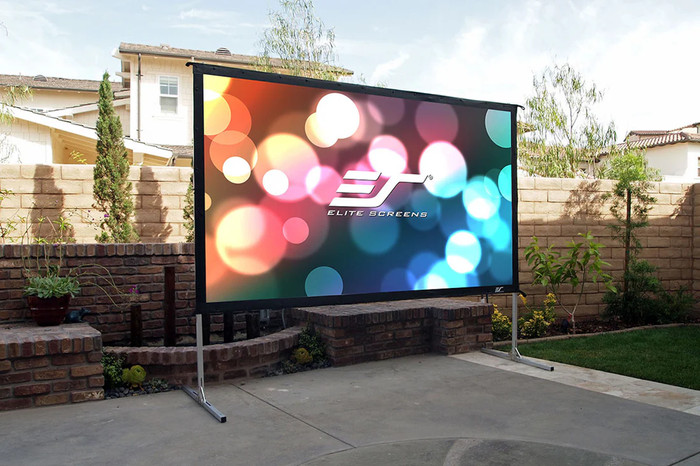 Elite Screens Yard Master 2 135'' product in gebruik