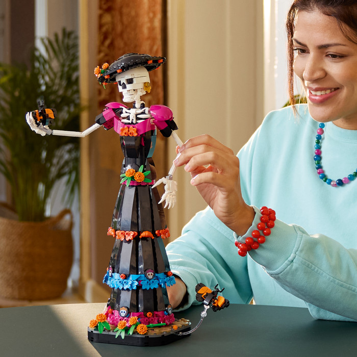 LEGO Ideas La Catrina 21372 product in gebruik