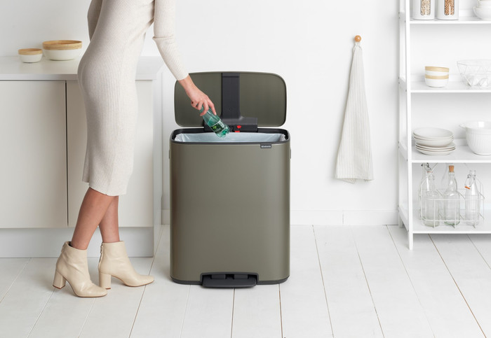Brabantia Bo Pedal Bin 60 Liter Platinum + Vuilniszakken (120 stuks) product in gebruik