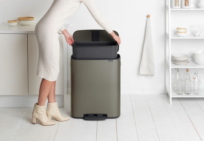Brabantia Bo Pedal Bin 60 Liter Platinum + Vuilniszakken (120 stuks) product in gebruik