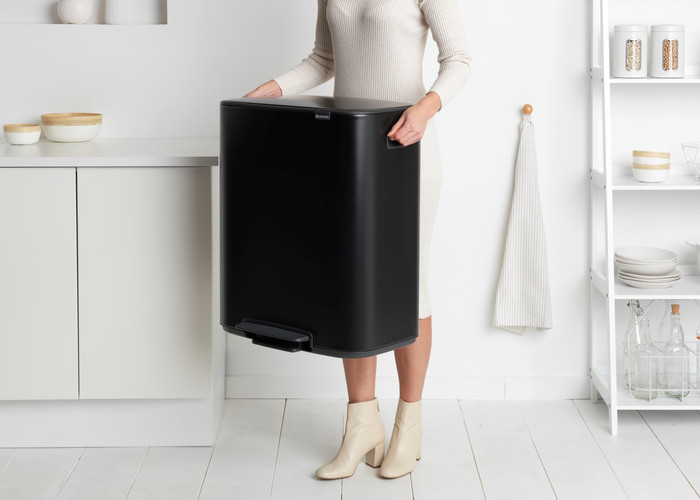 Brabantia Bo Pedal Bin 60 Liter Matt Black + Vuilniszakken (120 stuks) product in gebruik
