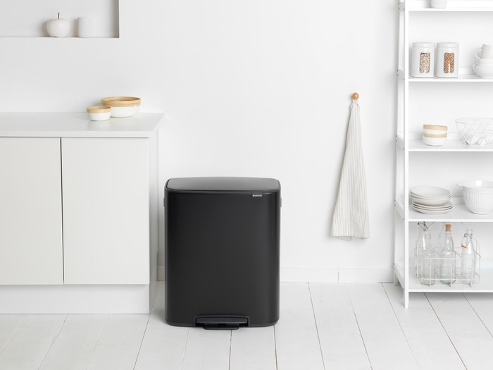 Brabantia Bo Pedal Bin 60 Liter Matt Black + Vuilniszakken (120 stuks) product in gebruik