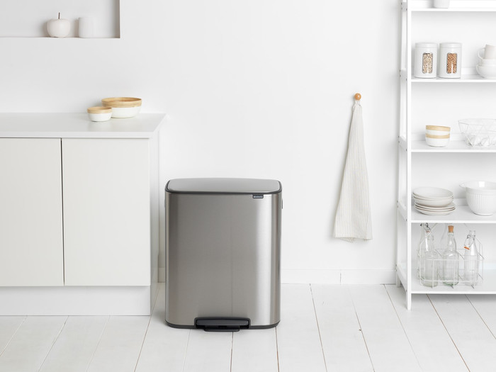 Brabantia Bo Pedal Bin 60 Liter Rvs Fingerprint proof + Vuilniszakken (120 stuks) product in gebruik