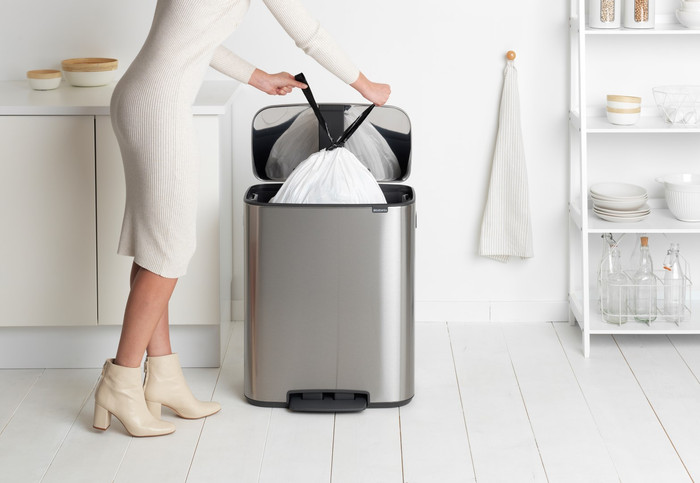 Brabantia Bo Pedal Bin 60 Liter Rvs Fingerprint proof + Vuilniszakken (120 stuks) product in gebruik