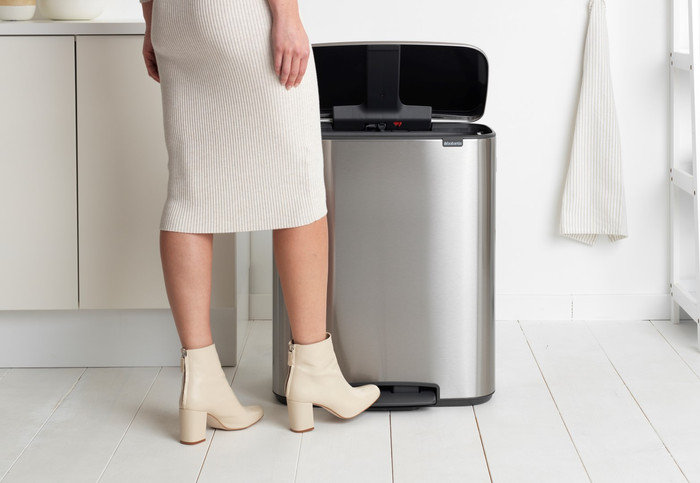 Brabantia Bo Pedal Bin 60 Liter Rvs Fingerprint proof + Vuilniszakken (120 stuks) product in gebruik