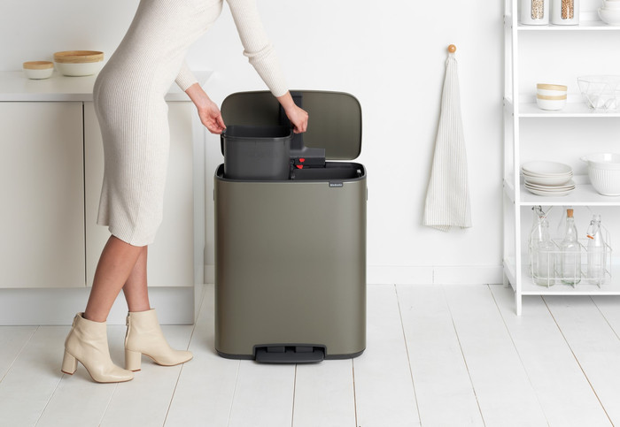 Brabantia Bo Pedal Bin 2 x 30 Liter Platinum + Vuilniszakken (120 stuks) product in gebruik