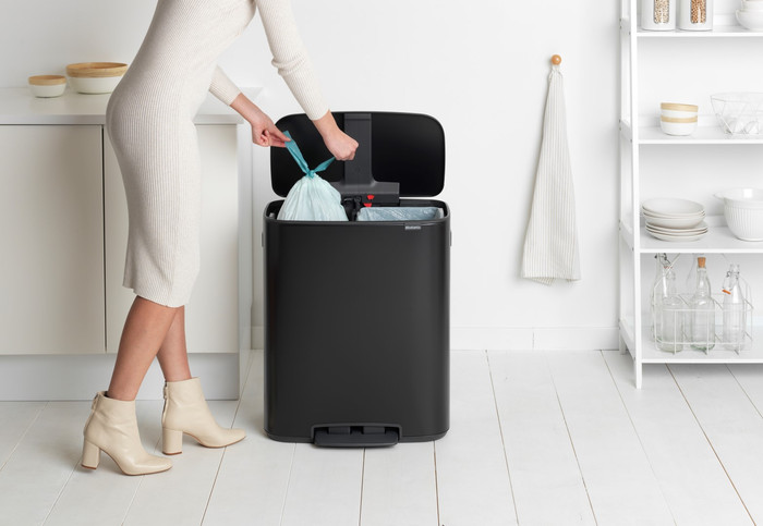 Brabantia Bo Pedal Bin 2 x 30 Liter Matt Black + Vuilniszakken (120 stuks) product in gebruik