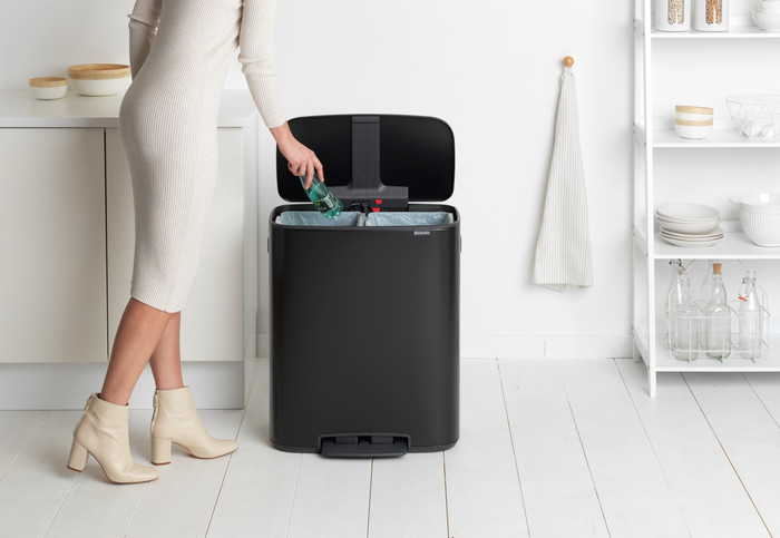 Brabantia Bo Pedal Bin 2 x 30 Liter Matt Black + Vuilniszakken (120 stuks) product in gebruik