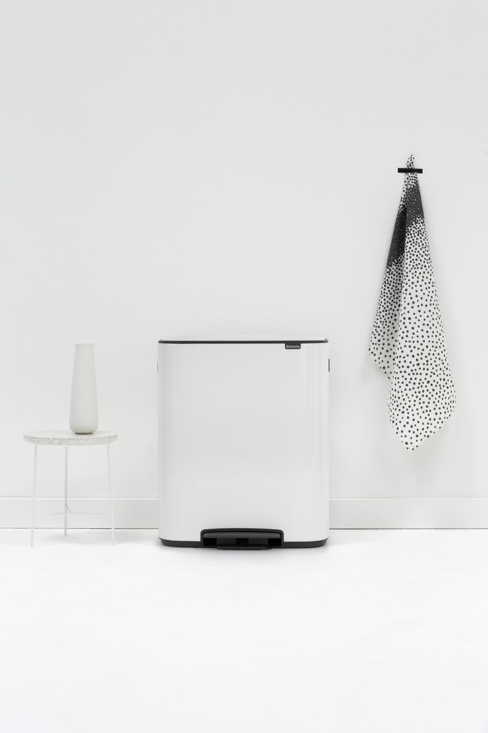 Brabantia Bo Pedal Bin 60 Liter White + Vuilniszakken (120 stuks) product in gebruik
