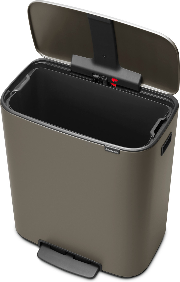 Brabantia Bo Pedal Bin 60 Liter Platinum + Vuilniszakken (120 stuks) detail