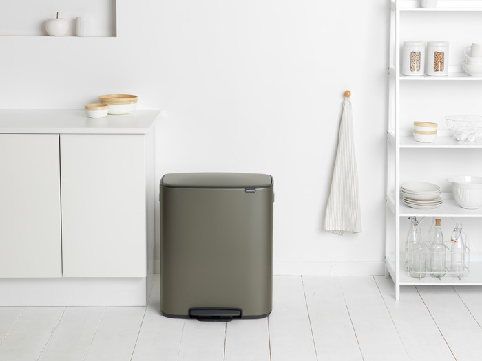 Brabantia Bo Pedal Bin 60 Liter Platinum + Vuilniszakken (120 stuks) product in gebruik