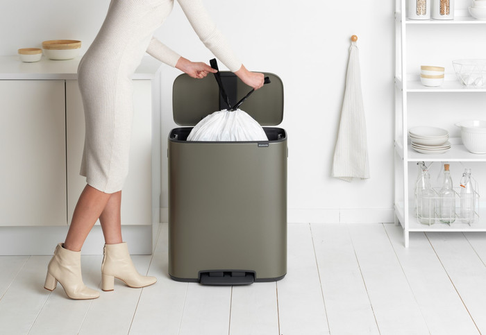 Brabantia Bo Pedal Bin 60 Liter Platinum + Vuilniszakken (120 stuks) product in gebruik