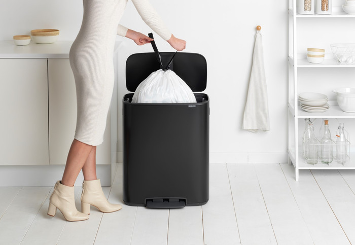 Brabantia Bo Pedal Bin 60 Liter Matt Black + Vuilniszakken (120 stuks) product in gebruik