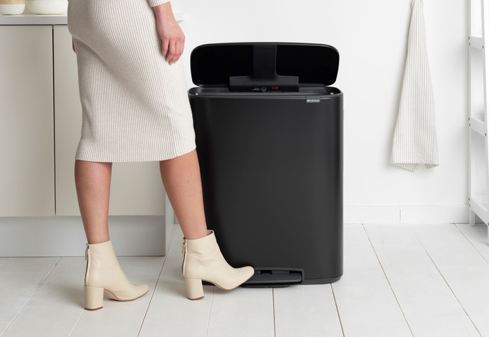 Brabantia Bo Pedal Bin 60 Liter Matt Black + Vuilniszakken (120 stuks) product in gebruik