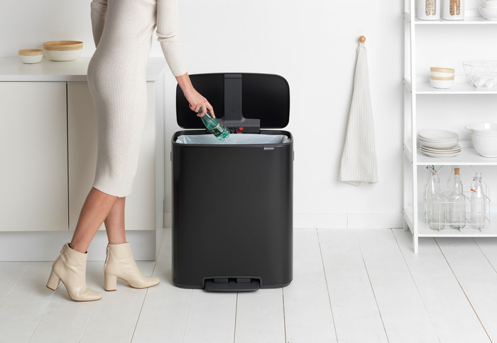 Brabantia Bo Pedal Bin 60 Liter Matt Black + Vuilniszakken (120 stuks) product in gebruik