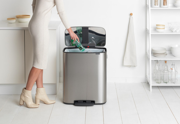 Brabantia Bo Pedal Bin 60 Liter Rvs Fingerprint proof + Vuilniszakken (120 stuks) product in gebruik