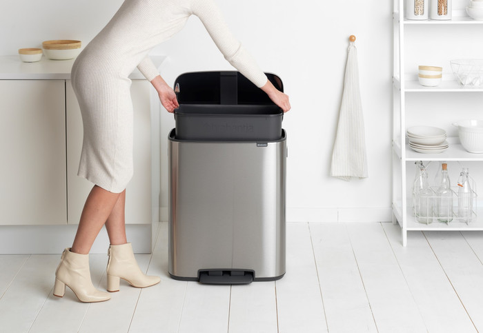 Brabantia Bo Pedal Bin 60 Liter Rvs Fingerprint proof + Vuilniszakken (120 stuks) product in gebruik