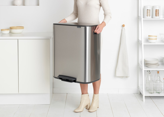 Brabantia Bo Pedal Bin 60 Liter Rvs Fingerprint proof + Vuilniszakken (120 stuks) product in gebruik