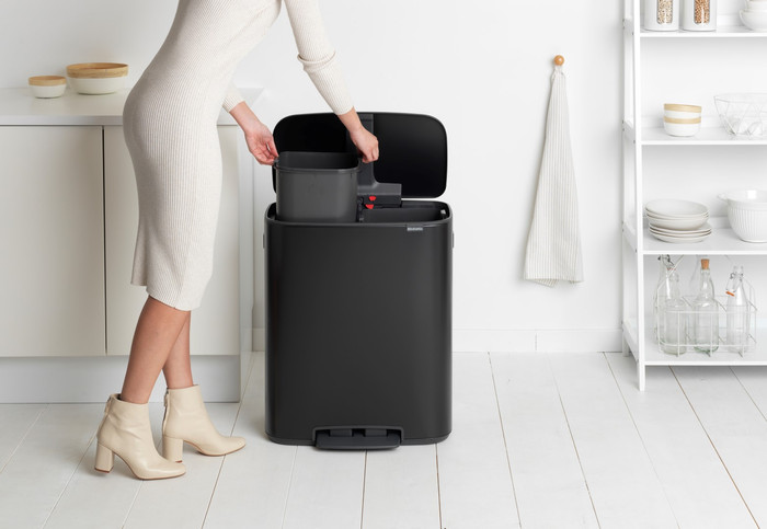 Brabantia Bo Pedal Bin 2 x 30 Liter Matt Black + Vuilniszakken (120 stuks) product in gebruik