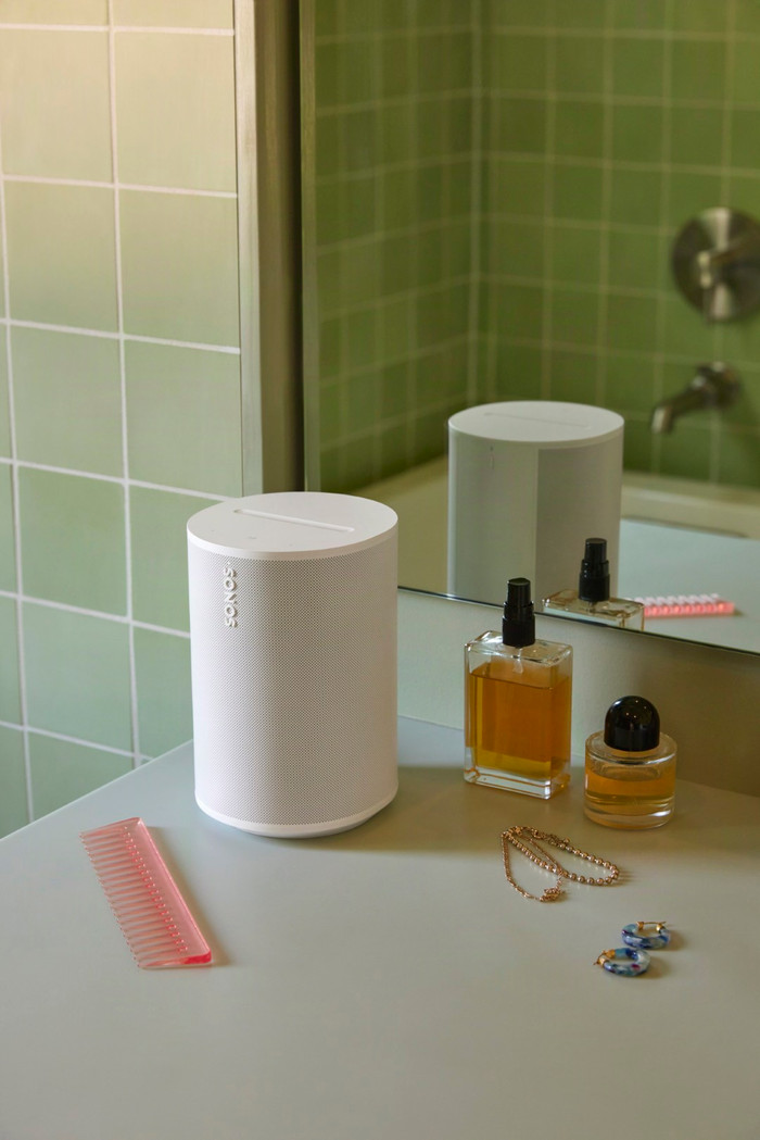 Sonos Era 100 SL Wit product in gebruik