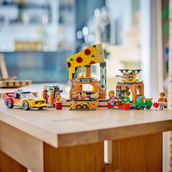 LEGO City Pizzacentrale met voertuigen 60496 product in gebruik