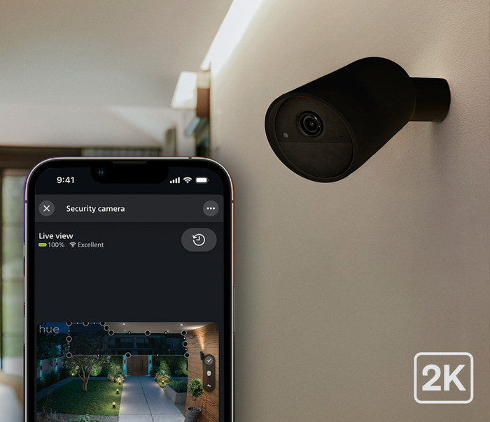 Philips Hue Secure Beveiligingscamera met batterij 2K Zwart product in gebruik