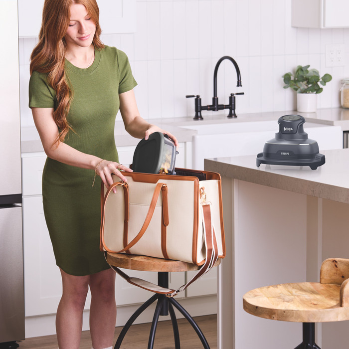 Ninja CRISPi 4-in-1 Glazen Airfryer Blauw product in gebruik