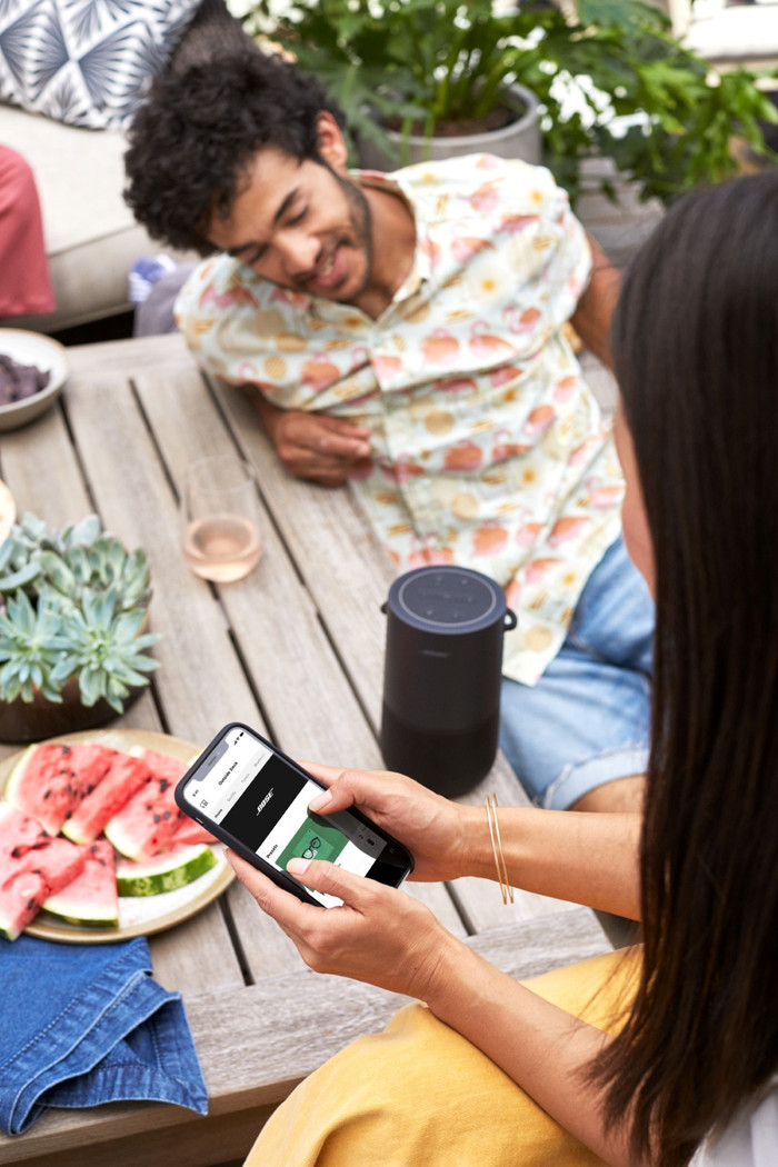 Bose Portable Home Speaker Zwart product in gebruik