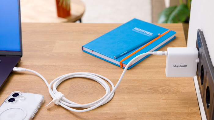 BlueBuilt 100W GaN Usb C Oplader Wit product in gebruik