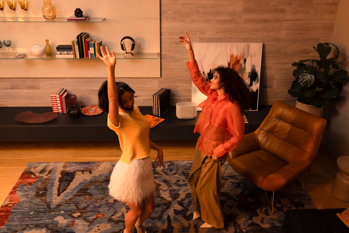 Denon Home 400 Zilver product in gebruik